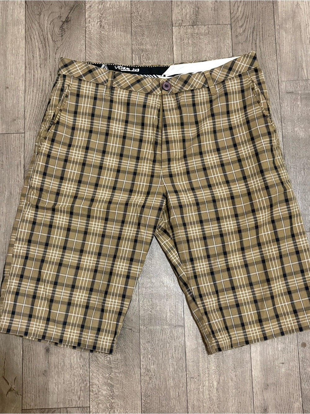 90’s Volcom Men's Plaid Shorts in Tan and Black